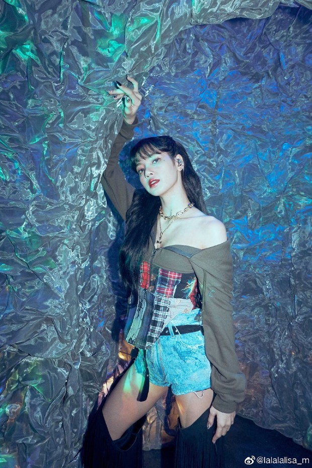 Nửa đêm, Lisa (BLACKPINK) náo loạn Weibo với màn xả ảnh khoe visual: Sexy xịt máu mũi, body lẫn thần thái không tì vết - Ảnh 6.