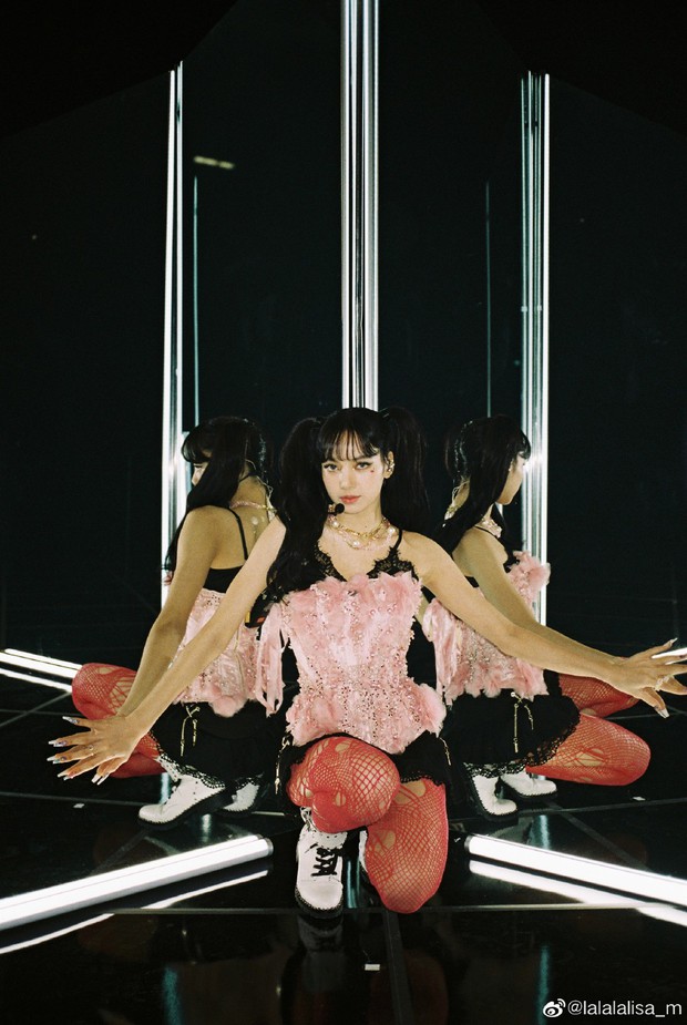 Nửa đêm, Lisa (BLACKPINK) náo loạn Weibo với màn xả ảnh hiếm: Sexy xịt máu mũi, body lẫn thần thái quá hoàn mỹ - Ảnh 4. Nửa đêm, Lisa (BLACKPINK) náo loạn Weibo với màn xả ảnh hiếm: Sexy xịt máu mũi, body lẫn thần thái quá hoàn mỹ - Ảnh 4.