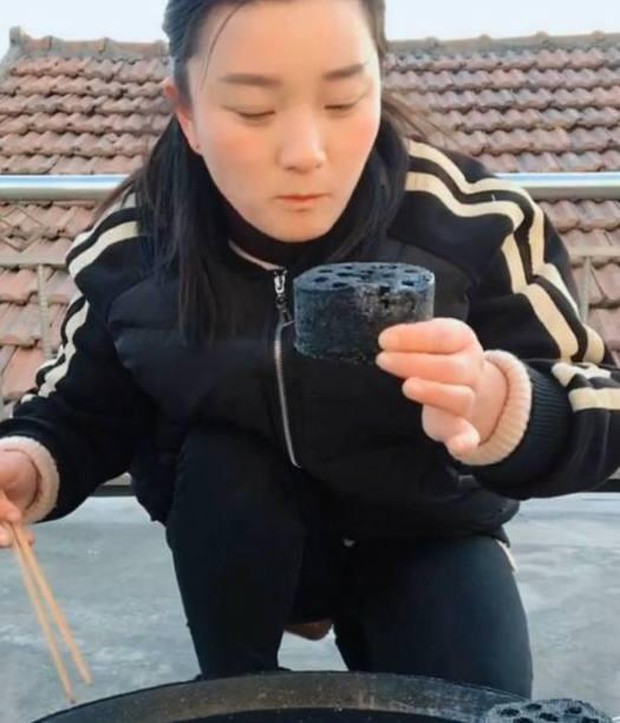 Nữ streamer livestream ăn than tổ ong nóng để câu view, netizen sốc nặng - Ảnh 3.