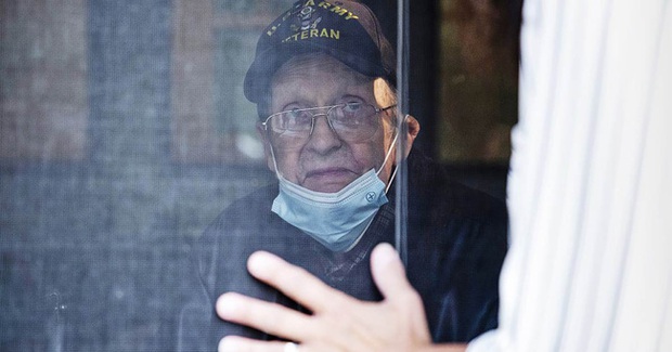 Ký ức ám ảnh của một nhân viên trực tổng đài 911: Cụ bà U70 gọi kể chuyện tự chặt đứt ngón tay, cảnh sát tới nơi chứng kiến cảnh không khác gì lò mổ - Ảnh 3.