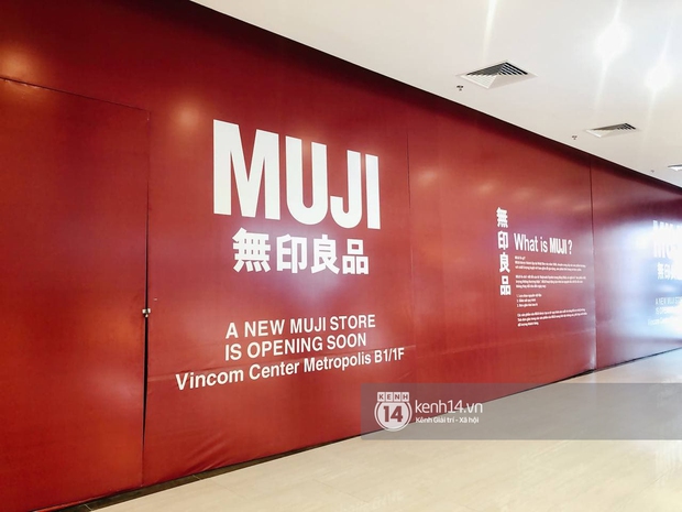 Hot: MUJI âm thầm căng bạt đỏ tại Vincom Center Metropolis, ngày khai trương tại Hà Nội chẳng còn xa - Ảnh 1.
