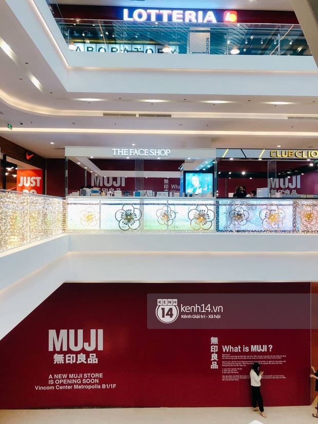 Hot: MUJI âm thầm căng bạt đỏ tại Vincom Center Metropolis, ngày khai trương tại Hà Nội chẳng còn xa - Ảnh 2.