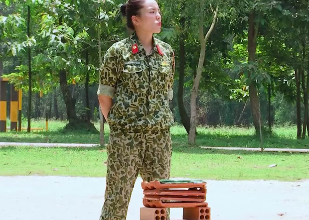 Kỳ Duyên tay không chặt ngói tại Sao Nhập Ngũ khiến netizen ngưỡng mộ: 7 Gấu đỉnh thế! - Ảnh 4. Kỳ Duyên tay không chặt ngói tại Sao Nhập Ngũ khiến netizen ngưỡng mộ: 7 Gấu đỉnh thế! - Ảnh 4.