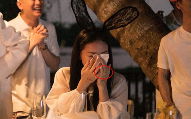 Nghi vấn sinh nhật biến thành lễ cầu hôn của Ngô Thanh Vân - Huy Trần, “hint” từ chiếc nhẫn đến status ẩn ý của Jun Phạm - Ảnh 2. Nghi vấn sinh nhật biến thành lễ cầu hôn của Ngô Thanh Vân - Huy Trần, “hint” từ chiếc nhẫn đến status ẩn ý của Jun Phạm - Ảnh 2.