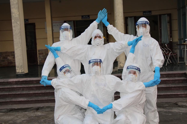 Nhìn lại một tháng cả nước chống đợt dịch Covid-19 thứ 3: Số ca nhiễm tăng nhanh, vaccine được xác định là vũ khí lợi hại chiến thắng đại dịch - Ảnh 7. Nhìn lại một tháng cả nước chống đợt dịch Covid-19 thứ 3: Số ca nhiễm tăng nhanh, vaccine được xác định là vũ khí lợi hại chiến thắng đại dịch - Ảnh 7.