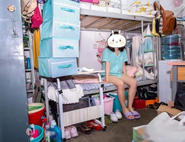 Đột nhập ký túc xá sinh viên, tá hoả với hình ảnh bừa bộn đồ đạc, rác thải chật kín lối đi - Ảnh 3.