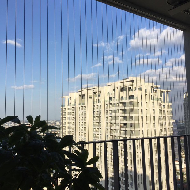 Từ việc bé gái 3 tuổi trèo ra ban công rồi rơi từ tầng 12: Nhà chung cư rất cần lắp đặt lưới an toàn - Ảnh 2.