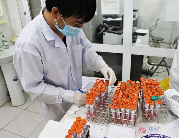  Đặc nhiệm blouse trắng: Trắng đêm trong phòng xét nghiệm tuyến đầu - Ảnh 1.