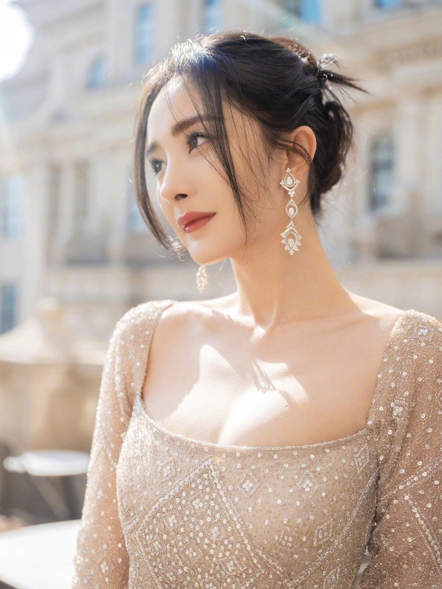 Màn đọ sắc khốc liệt nhất Cbiz hôm nay: Angela Baby hoá công chúa Belle, so kè từng milimet với Nhiệt Ba - Triệu Lệ Dĩnh - Ảnh 14. Màn đọ sắc khốc liệt nhất Cbiz hôm nay: Angela Baby hoá công chúa Belle, so kè từng milimet với Nhiệt Ba - Triệu Lệ Dĩnh - Ảnh 14.