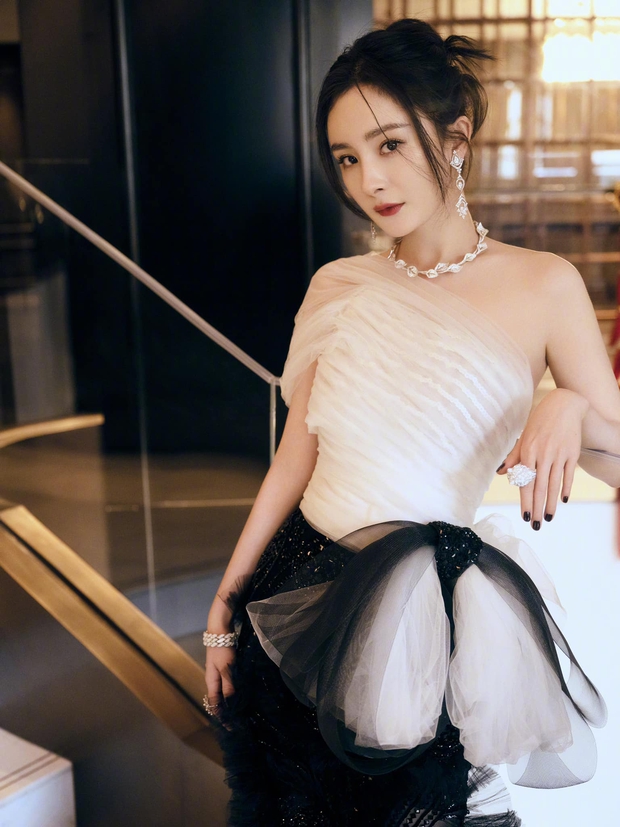 Màn đọ sắc khốc liệt nhất Cbiz hôm nay: Angela Baby hoá công chúa Belle, so kè từng milimet với Nhiệt Ba - Triệu Lệ Dĩnh - Ảnh 17. Màn đọ sắc khốc liệt nhất Cbiz hôm nay: Angela Baby hoá công chúa Belle, so kè từng milimet với Nhiệt Ba - Triệu Lệ Dĩnh - Ảnh 17.