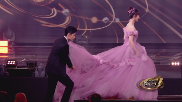 Khoảnh khắc hot hit tại Đêm Weibo: Tiêu Chiến đỡ hụt váy Dương Tử, Nhiệt Ba như đi đánh lộn, Đặng Siêu thành phó nháy bất đắc dĩ - Ảnh 4. Khoảnh khắc hot hit tại Đêm Weibo: Tiêu Chiến đỡ hụt váy Dương Tử, Nhiệt Ba như đi đánh lộn, Đặng Siêu thành phó nháy bất đắc dĩ - Ảnh 4.