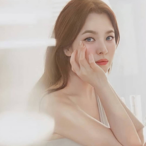 Nhìn Song Hye Kyo makeup nhạt đã quen, nhưng nhìn cô biến hình makeup đậm qua ảnh của fan thì bạn sẽ ngỡ ngàng - Ảnh 4.