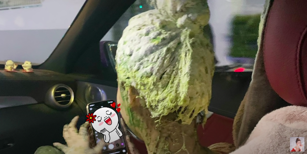 Ninh Dương Lan Ngọc nghịch ngợm tấn công, vẩy bột màu vào fan và cái kết chạy té khói vì bị bảo vệ bắt - Ảnh 6. Ninh Dương Lan Ngọc nghịch ngợm tấn công, vẩy bột màu vào fan và cái kết chạy té khói vì bị bảo vệ bắt - Ảnh 6.