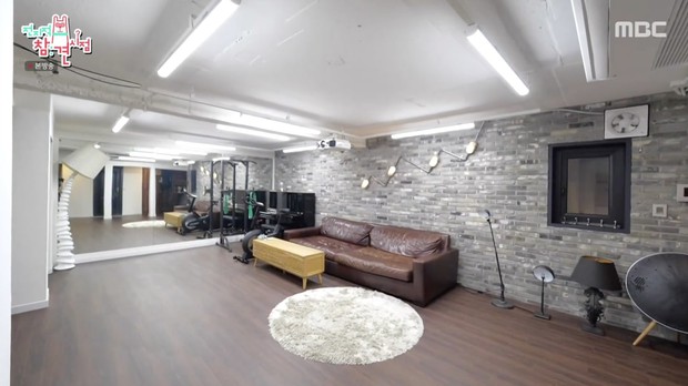 Bi Rain lần đầu hé lộ tổ ấm trăm tỷ với Kim Tae Hee: Tầng 1 rộng bao la chỉ để tập gym, góc giải thưởng khủng chiếm spotlight - Ảnh 2. Bi Rain lần đầu hé lộ tổ ấm trăm tỷ với Kim Tae Hee: Tầng 1 rộng bao la chỉ để tập gym, góc giải thưởng khủng chiếm spotlight - Ảnh 2.