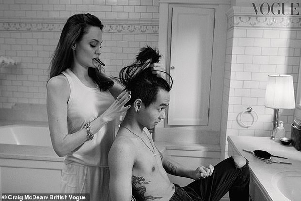 Cậu con trai cả nhà Angelina Jolie gây chú ý với ảnh cởi trần khoe hình xăm dữ dằn - Ảnh 2. Cậu con trai cả nhà Angelina Jolie gây chú ý với ảnh cởi trần khoe hình xăm dữ dằn - Ảnh 2.
