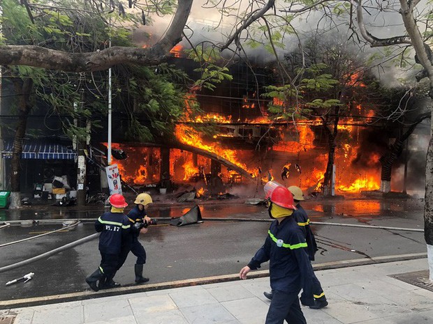 Bà hỏa thiêu rụi nhà hàng lớn giữa trung tâm TP Hải Phòng - Ảnh 1. Bà hỏa thiêu rụi nhà hàng lớn giữa trung tâm TP Hải Phòng - Ảnh 1.