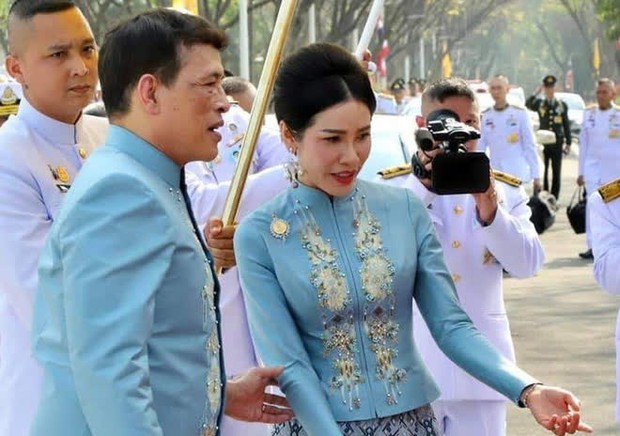 Tình trạng hiện tại của Hoàng hậu Suthida khiến dân chúng lo lắng sau khi Vua Thái tấn phong Hoàng quý phi thành Hoàng hậu thứ 2 - Ảnh 1. Tình trạng hiện tại của Hoàng hậu Suthida khiến dân chúng lo lắng sau khi Vua Thái tấn phong Hoàng quý phi thành Hoàng hậu thứ 2 - Ảnh 1.