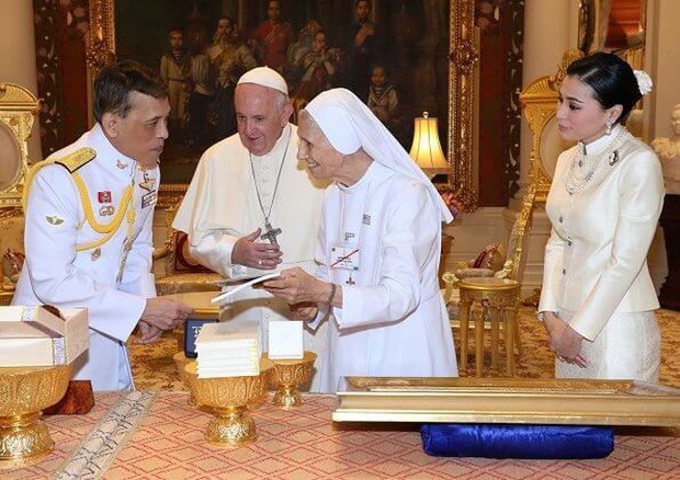 Tình trạng hiện tại của Hoàng hậu Suthida khiến dân chúng lo lắng sau khi Vua Thái tấn phong Hoàng quý phi thành Hoàng hậu thứ 2 - Ảnh 4. Tình trạng hiện tại của Hoàng hậu Suthida khiến dân chúng lo lắng sau khi Vua Thái tấn phong Hoàng quý phi thành Hoàng hậu thứ 2 - Ảnh 4.