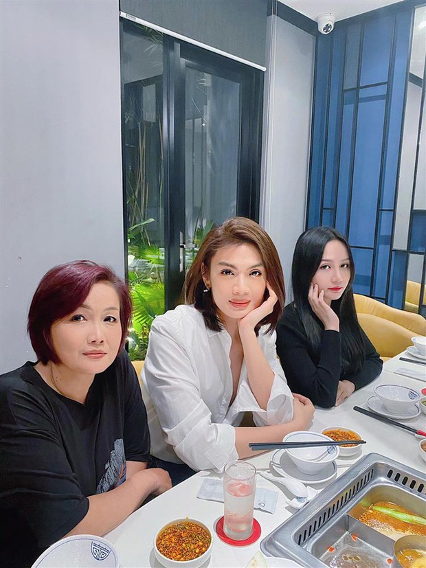 Đào Bá Lộc khoe ảnh đọ sắc bên mẹ và em gái, thế nào mà tự nhận gia đình toàn Hoa khôi, Hoa hậu? - Ảnh 2. Đào Bá Lộc khoe ảnh đọ sắc bên mẹ và em gái, thế nào mà tự nhận gia đình toàn Hoa khôi, Hoa hậu? - Ảnh 2.
