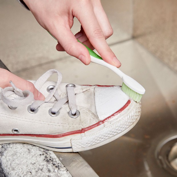 Bí kíp làm sạch giày trắng, bóng bẩy y như lúc đầu từ anh chàng mê sneaker, mau triển theo để có giày đẹp chơi Tết - Ảnh 2.