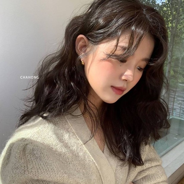 Đúng là tóc xoăn chỉ đẹp khi còn ở tiệm, cô gái khóc “cả dòng sông” vì tóc xù như tổ quạ sau khi gội và được dân mạng mách tips hữu ích - Ảnh 2.