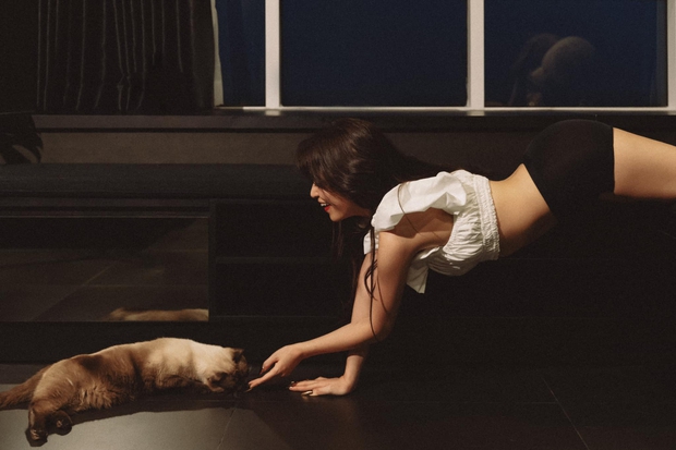 Có ai như Hoàng Thùy Linh: Không cần vòng 1 ngồn ngộn, body siêu nuột nhưng vẫn gây trầm trồ với bộ ảnh ngẫu hứng tại gia - Ảnh 4.