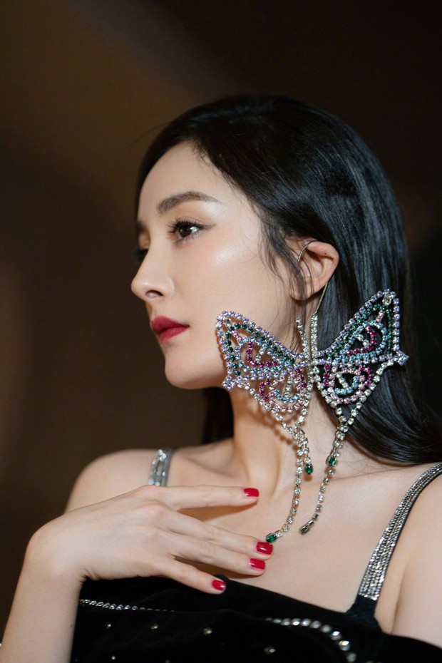 Dương Mịch là bà chúa mê khuyên tai khủng, xem mà thán phục về độ chịu chơi của cô - Ảnh 1. Dương Mịch là bà chúa mê khuyên tai khủng, xem mà thán phục về độ chịu chơi của cô - Ảnh 1.