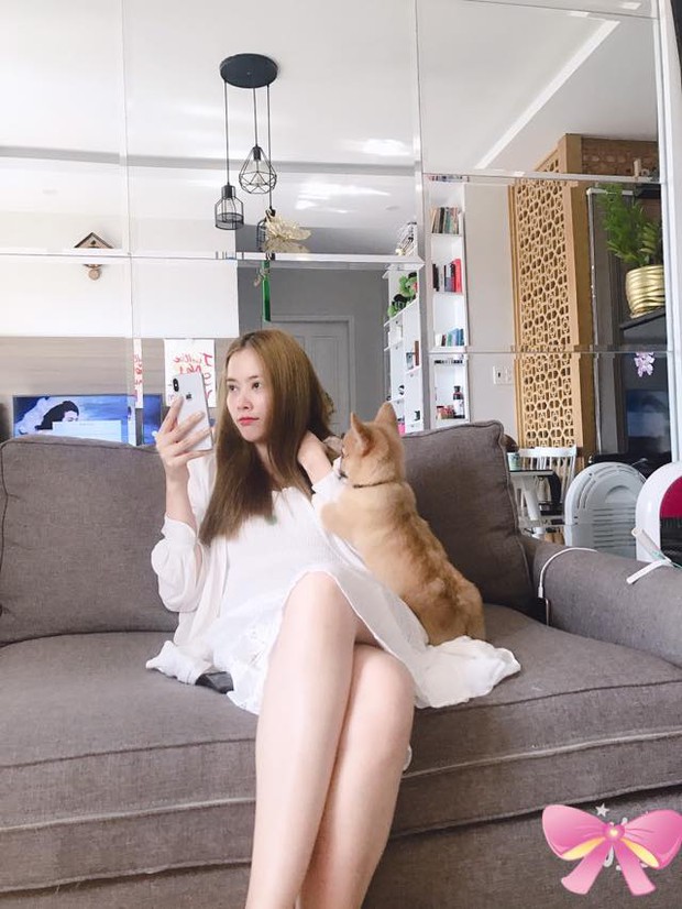 Nam Em sống trong căn hộ 60m2 ở TP. HCM, thiết kế đơn giản nhưng câu slogan ở phòng khách lại gây tranh cãi - Ảnh 3.