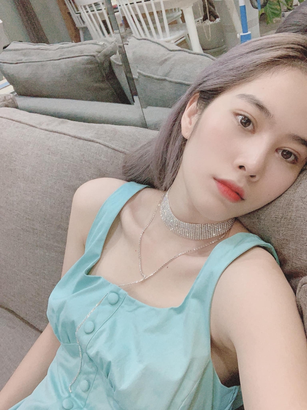 Nam Em sống trong căn hộ 60m2 ở TP. HCM, thiết kế đơn giản nhưng câu slogan ở phòng khách lại gây tranh cãi - Ảnh 4.