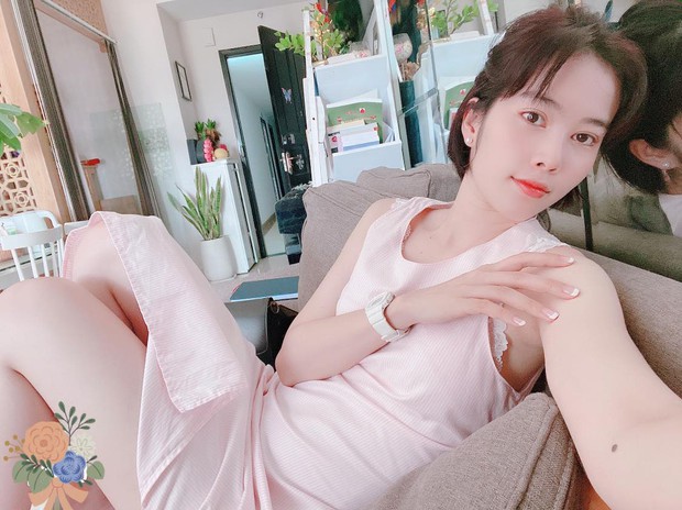 Nam Em sống trong căn hộ 60m2 ở TP. HCM, thiết kế đơn giản nhưng câu slogan ở phòng khách lại gây tranh cãi - Ảnh 1.