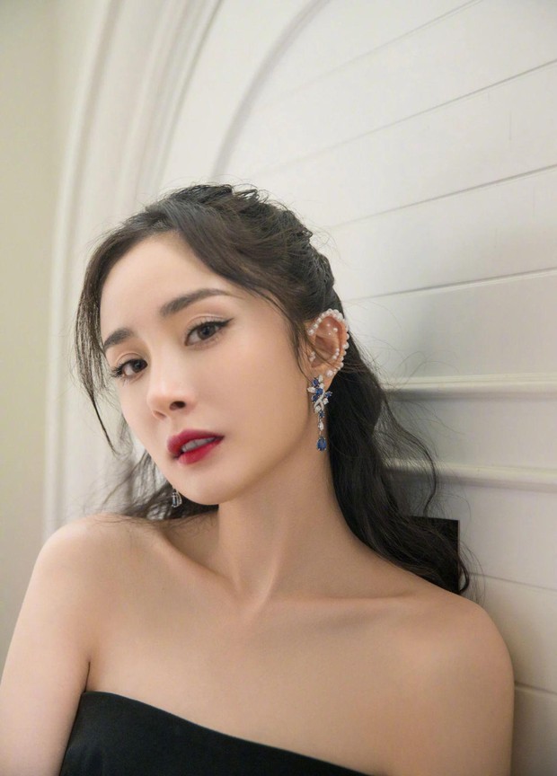 Dương Mịch là bà chúa mê khuyên tai khủng, xem mà thán phục về độ chịu chơi của cô - Ảnh 10. Dương Mịch là bà chúa mê khuyên tai khủng, xem mà thán phục về độ chịu chơi của cô - Ảnh 10.