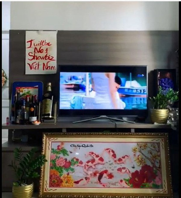 Nam Em sống trong căn hộ 60m2 ở TP. HCM, thiết kế đơn giản nhưng câu slogan ở phòng khách lại gây tranh cãi - Ảnh 5.