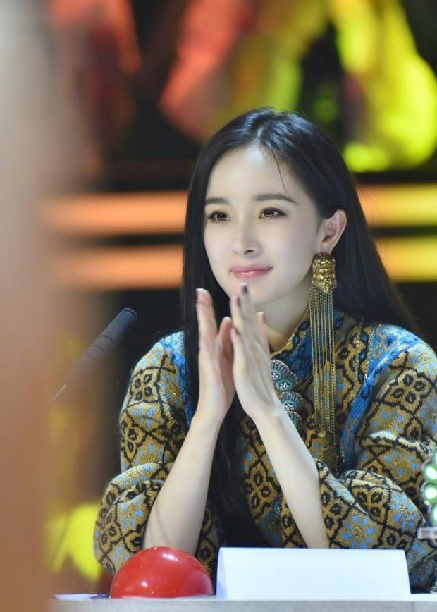 Dương Mịch là bà chúa mê khuyên tai khủng, xem mà thán phục về độ chịu chơi của cô - Ảnh 4. Dương Mịch là bà chúa mê khuyên tai khủng, xem mà thán phục về độ chịu chơi của cô - Ảnh 4.