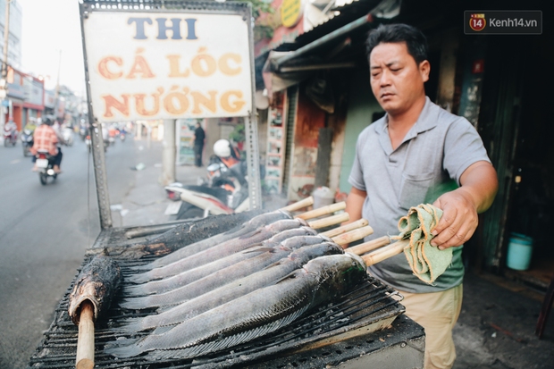 Ảnh: Người Sài Gòn tấp nập mua cá lóc cúng ông Công ông Táo, chủ tiệm nướng mỏi tay không kịp bán - Ảnh 6.