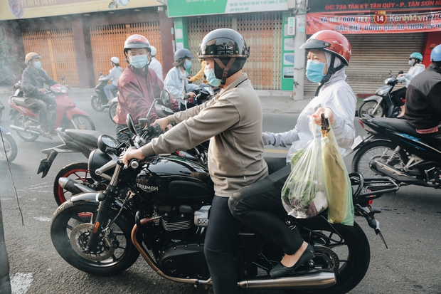 Ảnh: Người Sài Gòn tấp nập mua cá lóc cúng ông Công ông Táo, chủ tiệm nướng mỏi tay không kịp bán - Ảnh 16. Ảnh: Người Sài Gòn tấp nập mua cá lóc cúng ông Công ông Táo, chủ tiệm nướng mỏi tay không kịp bán - Ảnh 16.