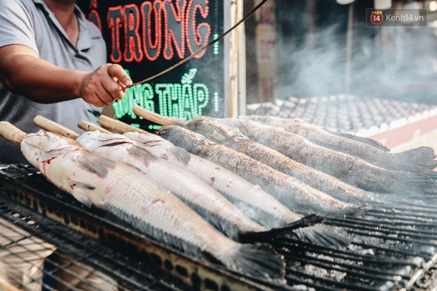 Ảnh: Người Sài Gòn tấp nập mua cá lóc cúng ông Công ông Táo, chủ tiệm nướng mỏi tay không kịp bán - Ảnh 12. Ảnh: Người Sài Gòn tấp nập mua cá lóc cúng ông Công ông Táo, chủ tiệm nướng mỏi tay không kịp bán - Ảnh 12.