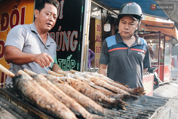 Ảnh: Người Sài Gòn tấp nập mua cá lóc cúng ông Công ông Táo, chủ tiệm nướng mỏi tay không kịp bán - Ảnh 14.