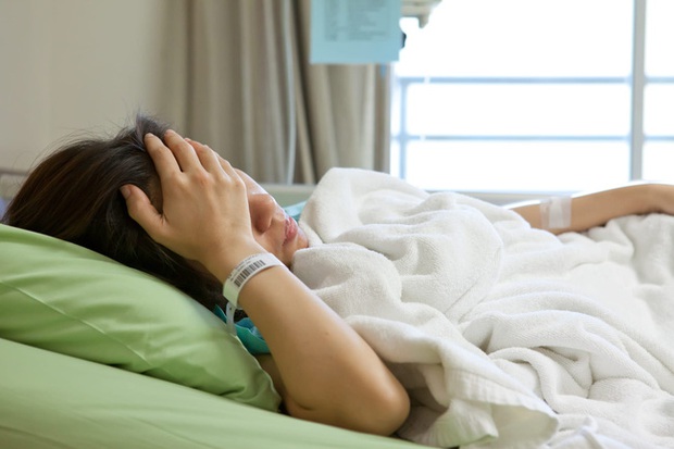 Cô gái trẻ phát hiện ung thư ruột giai đoạn cuối dù không uống rượu, hút thuốc: Bác sĩ nói nguyên nhân đến từ một thói quen ăn tối nguy hiểm - Ảnh 1. Cô gái trẻ phát hiện ung thư ruột giai đoạn cuối dù không uống rượu, hút thuốc: Bác sĩ nói nguyên nhân đến từ một thói quen ăn tối nguy hiểm - Ảnh 1.
