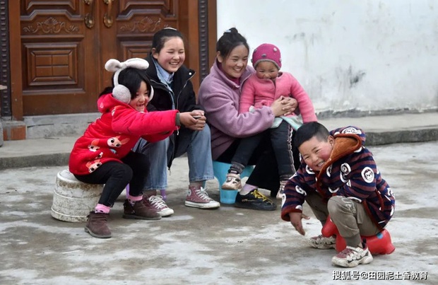 Người mẹ vừa vác hành lý vừa bế con về quê ăn Tết từng gây chấn động MXH xứ Trung, 11 năm sau đứa trẻ đã qua đời nhưng cuộc sống mẹ em gây ngỡ ngàng - Ảnh 2.