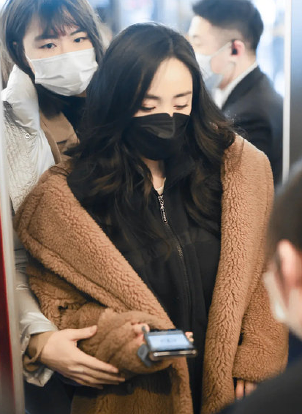 Dàn sao Cbiz nô nức đi ghi hình Gala Tết: Trần Vỹ Đình soái ngút ngàn, Dương Mịch gây chú ý vì chiếc máy đặc biệt - Ảnh 2.