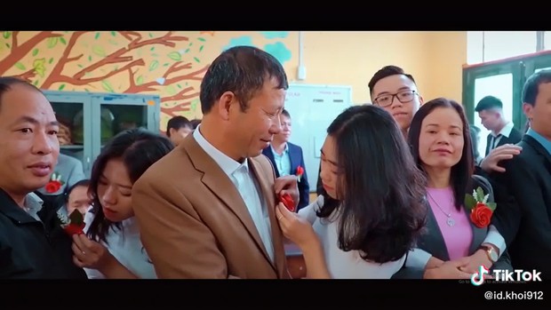 Làm điều có một không hai trong buổi chụp kỷ yếu, cả lớp khiến cha mẹ rưng rưng khóc - Ảnh 2.