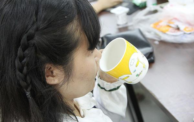 5 thời điểm vàng để uống nước vừa cung cấp đủ lượng nước cho cơ thể vừa ngăn chặn sự hình thành cục máu đông - Ảnh 2. 5 thời điểm vàng để uống nước vừa cung cấp đủ lượng nước cho cơ thể vừa ngăn chặn sự hình thành cục máu đông - Ảnh 2.