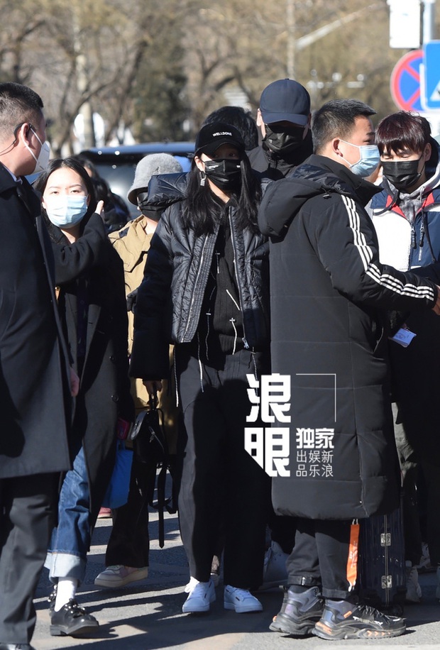 Dàn sao Cbiz nô nức đi ghi hình Gala Tết: Trần Vỹ Đình soái ngút ngàn, Dương Mịch gây chú ý vì chiếc máy đặc biệt - Ảnh 14.