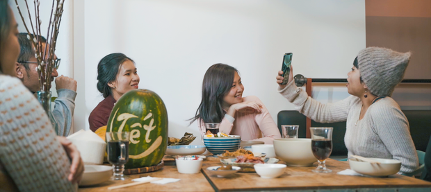 Phim ngắn về những người trẻ Việt ở lại New York đón Tết: Dù ở đâu thì tụi con vẫn nhớ về quê nhà và gia đình - Ảnh 2.
