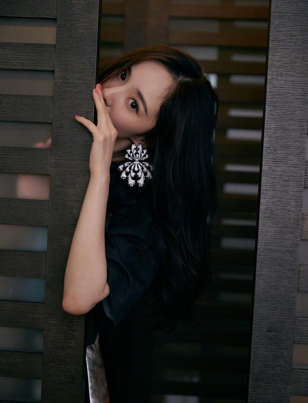 Dương Mịch là bà chúa mê khuyên tai khủng, xem mà thán phục về độ chịu chơi của cô - Ảnh 7. Dương Mịch là bà chúa mê khuyên tai khủng, xem mà thán phục về độ chịu chơi của cô - Ảnh 7.