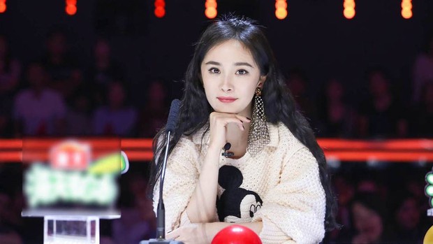 Dương Mịch là bà chúa mê khuyên tai khủng, xem mà thán phục về độ chịu chơi của cô - Ảnh 3. Dương Mịch là bà chúa mê khuyên tai khủng, xem mà thán phục về độ chịu chơi của cô - Ảnh 3.