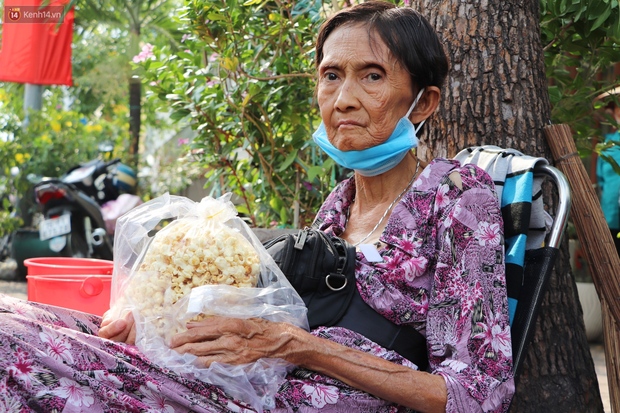 Chuyện đằng sau tấm bảng xin quý khách vui lòng nói giúp của cụ bà bệnh tật 30 năm bán chè nuôi con ở Sài Gòn - Ảnh 1.