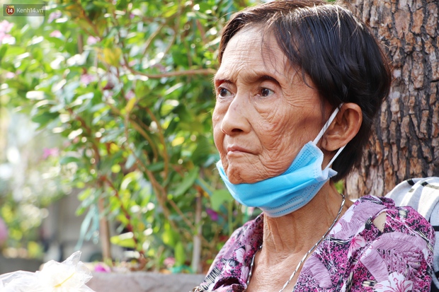 Chuyện đằng sau tấm bảng xin quý khách vui lòng nói giúp của cụ bà bệnh tật 30 năm bán chè nuôi con ở Sài Gòn - Ảnh 4.