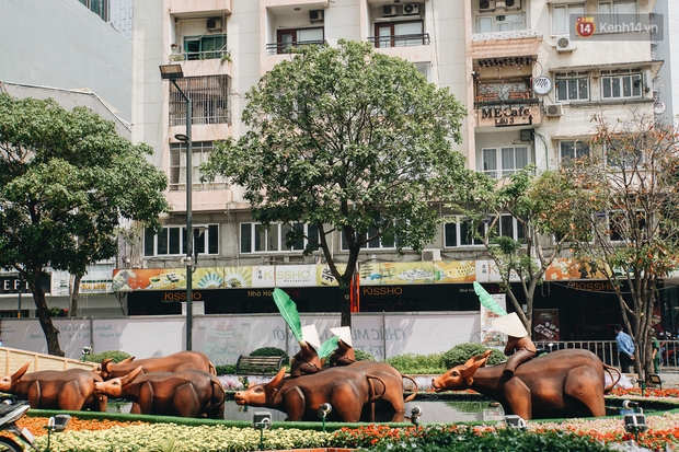 Cận cảnh đường hoa Nguyễn Huệ Tết Tân Sửu 2021 đang gấp rút hoàn thiện, bất ngờ xuất hiện toa tàu Metro - Ảnh 14.