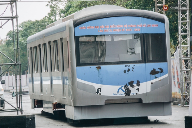 Cận cảnh đường hoa Nguyễn Huệ Tết Tân Sửu 2021 đang gấp rút hoàn thiện, bất ngờ xuất hiện toa tàu Metro - Ảnh 20.